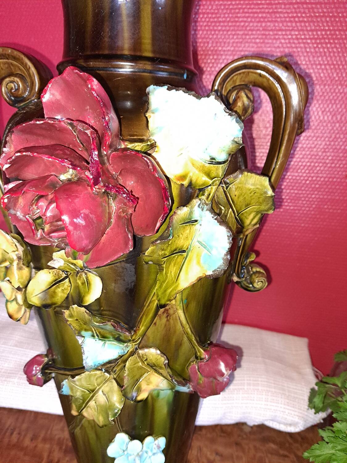 Grand Vase en Barbotine. XIX siècle.