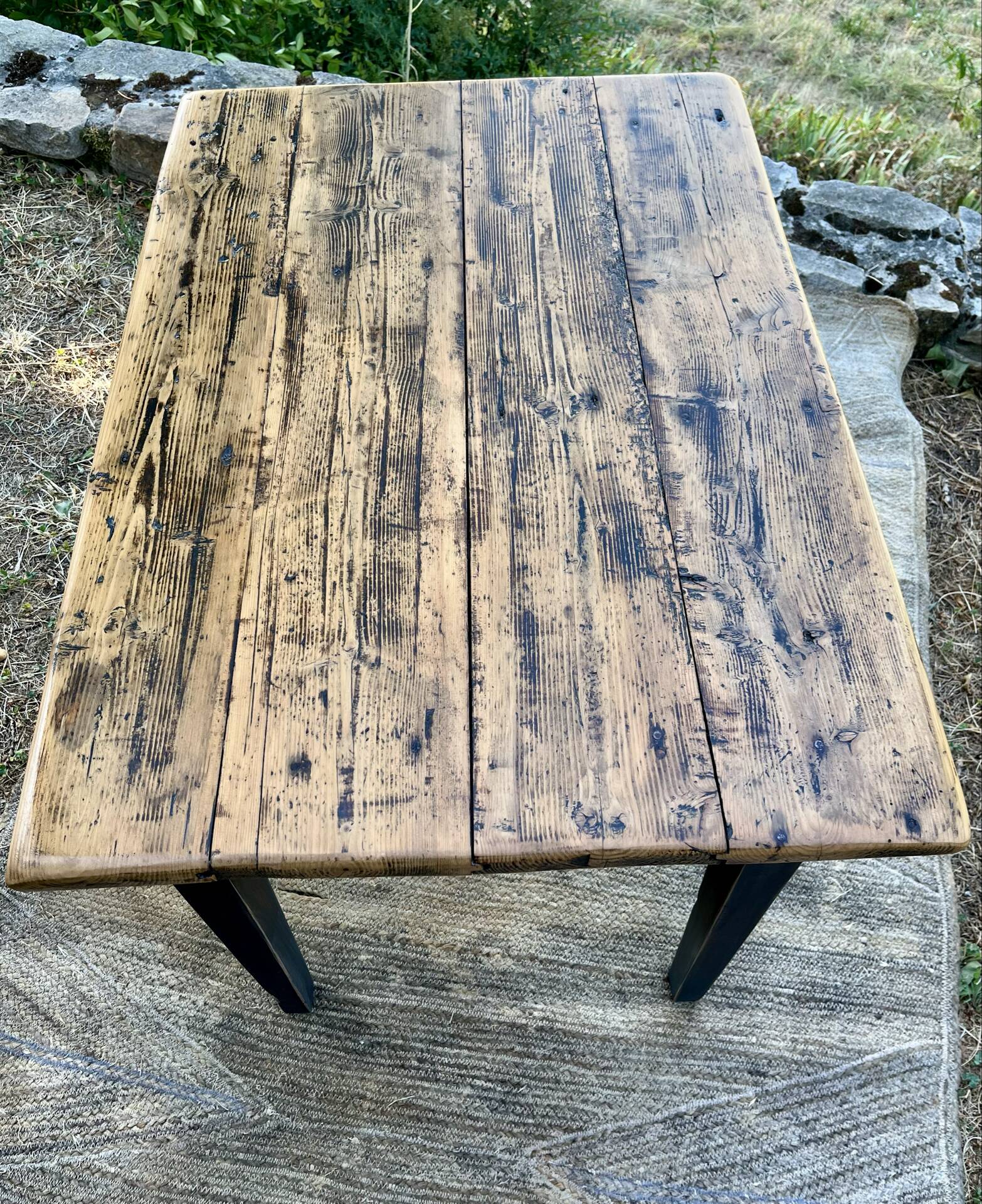 Table de ferme rénovée noire et bois brut