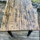 Table de ferme rénovée noire et bois brut