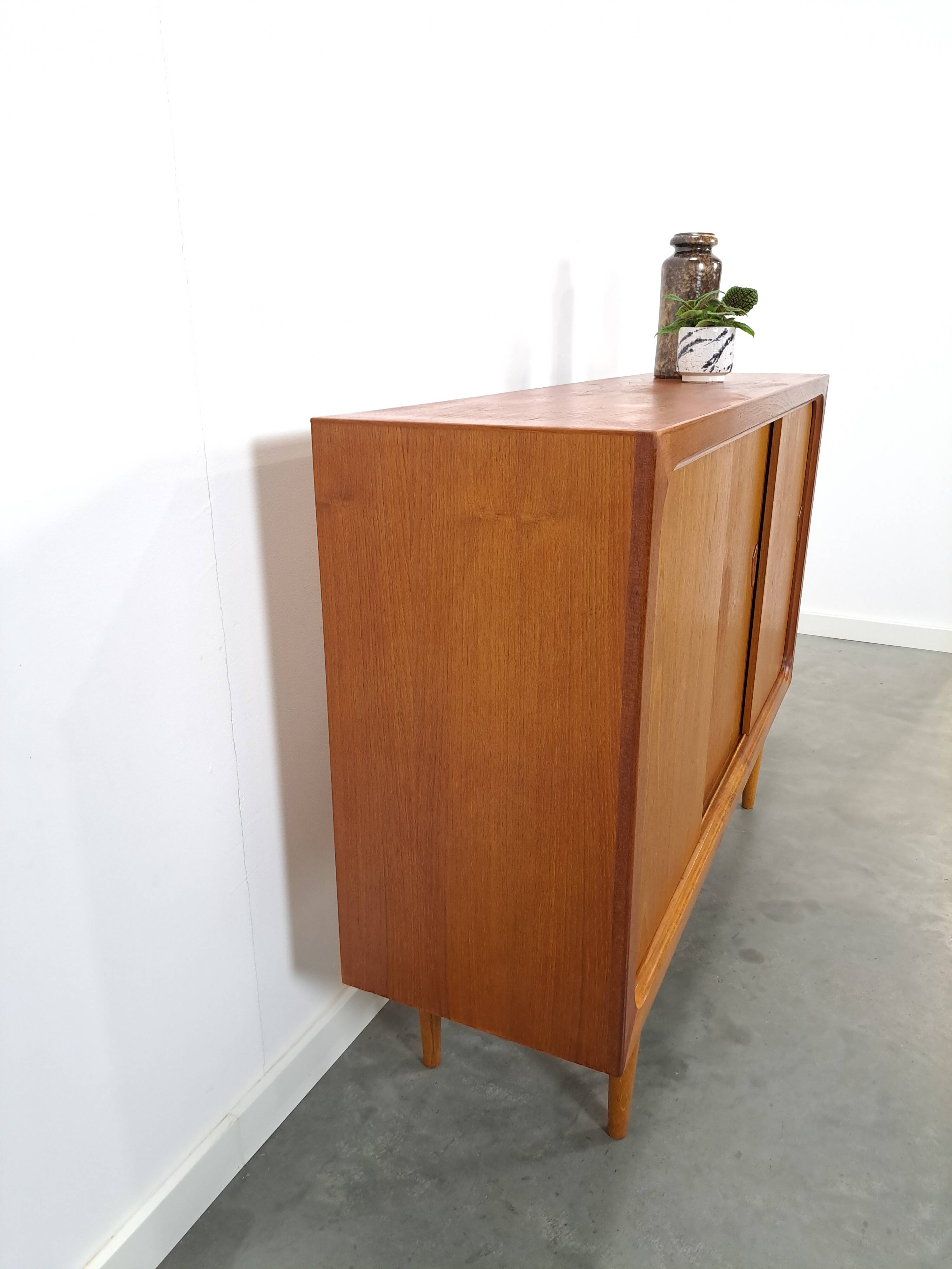Mid Century Deens teak hoog dressoir