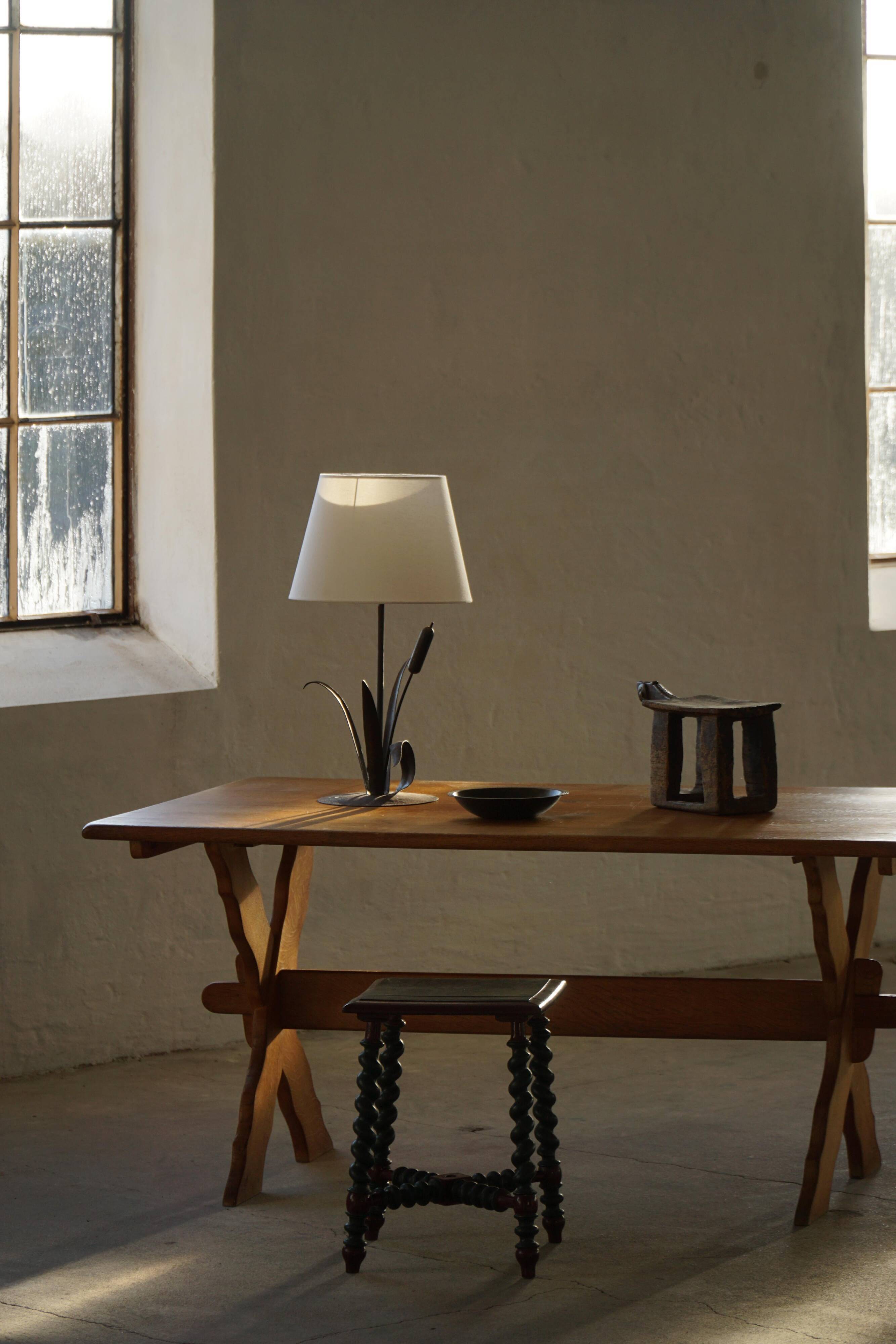 Handcrafted table lamp in wrought iron, organic shape, mid-20th century, 1940s.