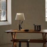 Handcrafted table lamp in wrought iron, organic shape, mid-20th century, 1940s.