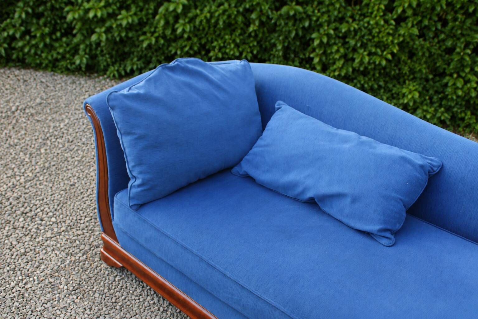 Grande méridienne vintage bleu cobalt en tissu et bois – chaise longue 190