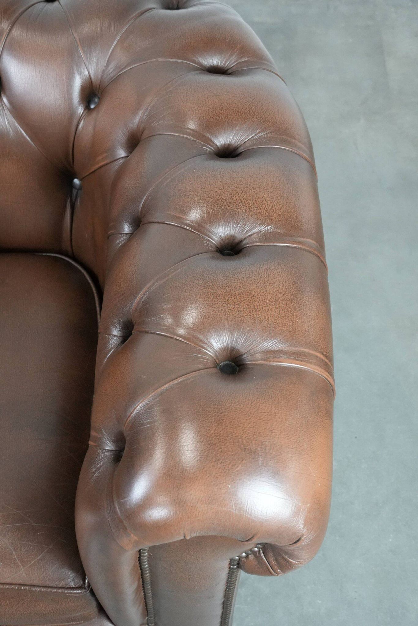 Brown cowhide leather Chesterfield club armchair in English style