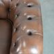 Fauteuil club Chesterfield en cuir de vachette marron de style anglais