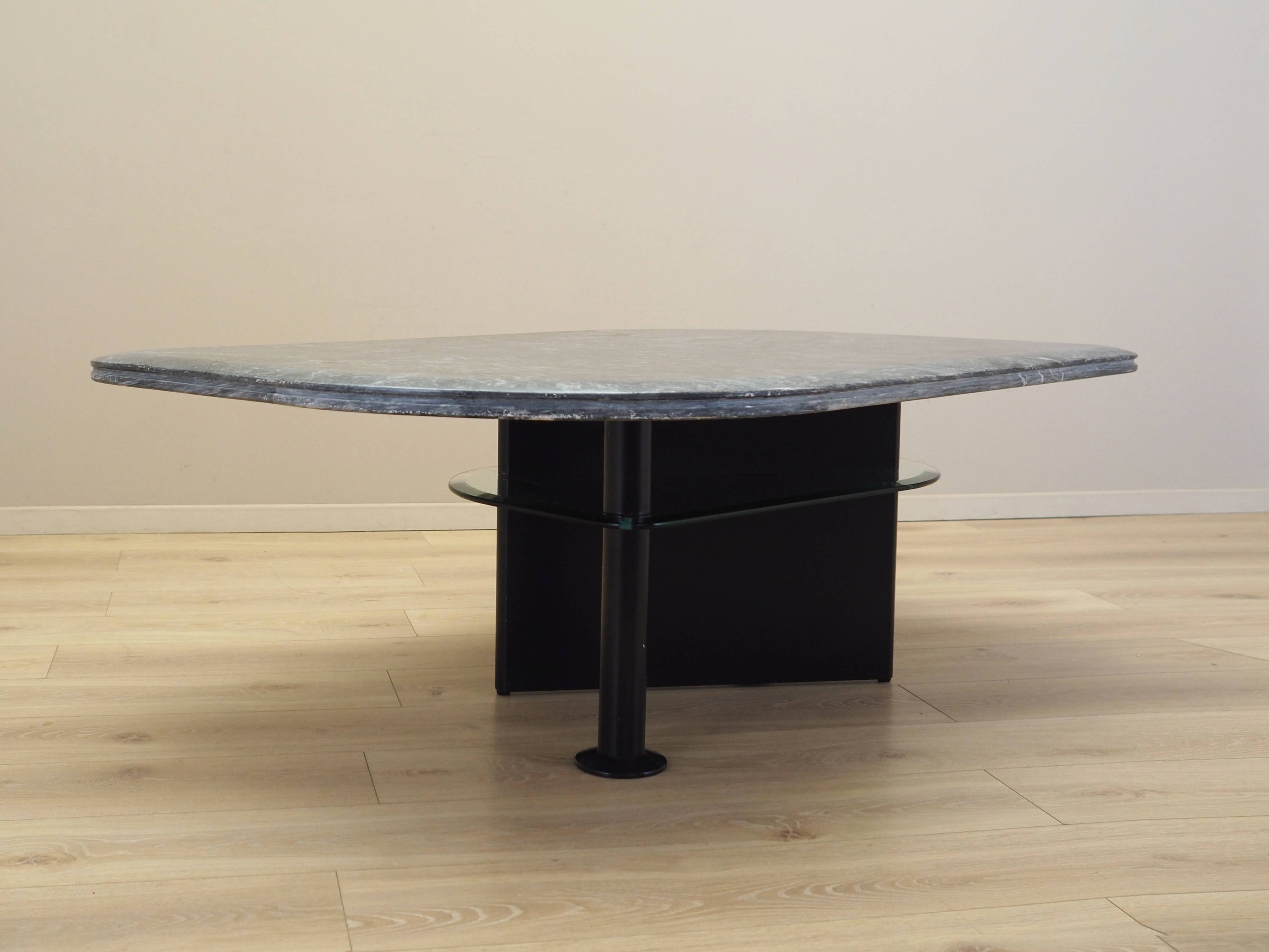 Coffee table, Italian design, 1980s, production: Italy