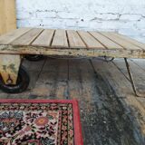 Table basse en bois et métal, ancien chariot industriel