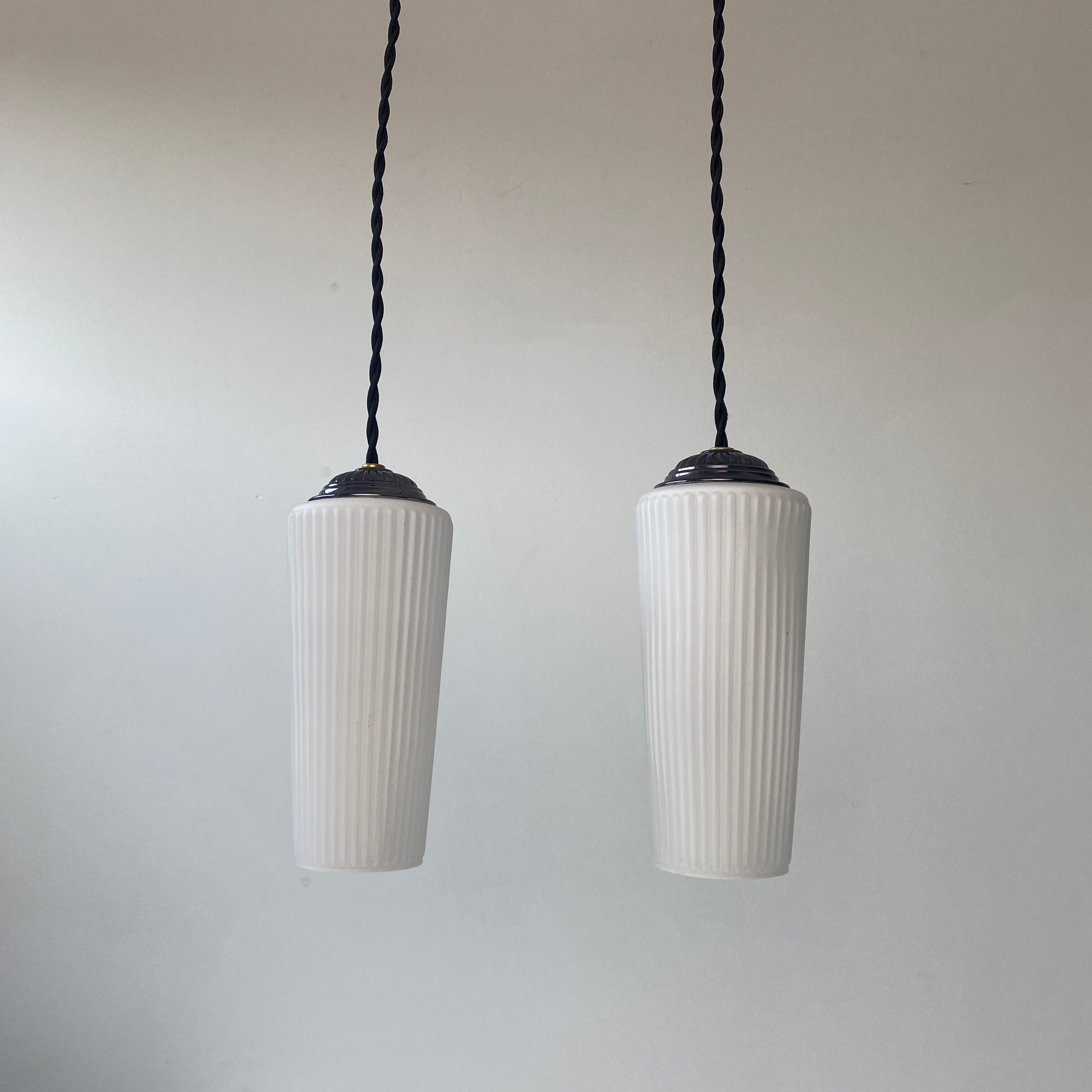 Paire d’anciennes suspensions coniques en opaline vintage