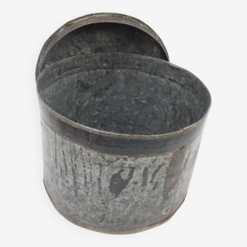 Round iron box with lid, empty storage pockets