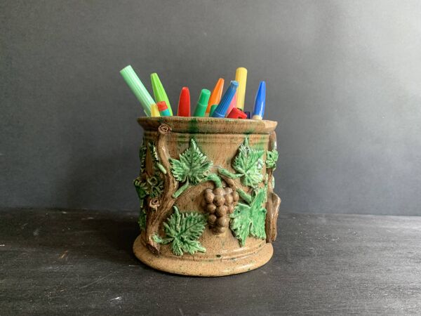 Grand pot en barbotine à décor de vignes du 19e siècle