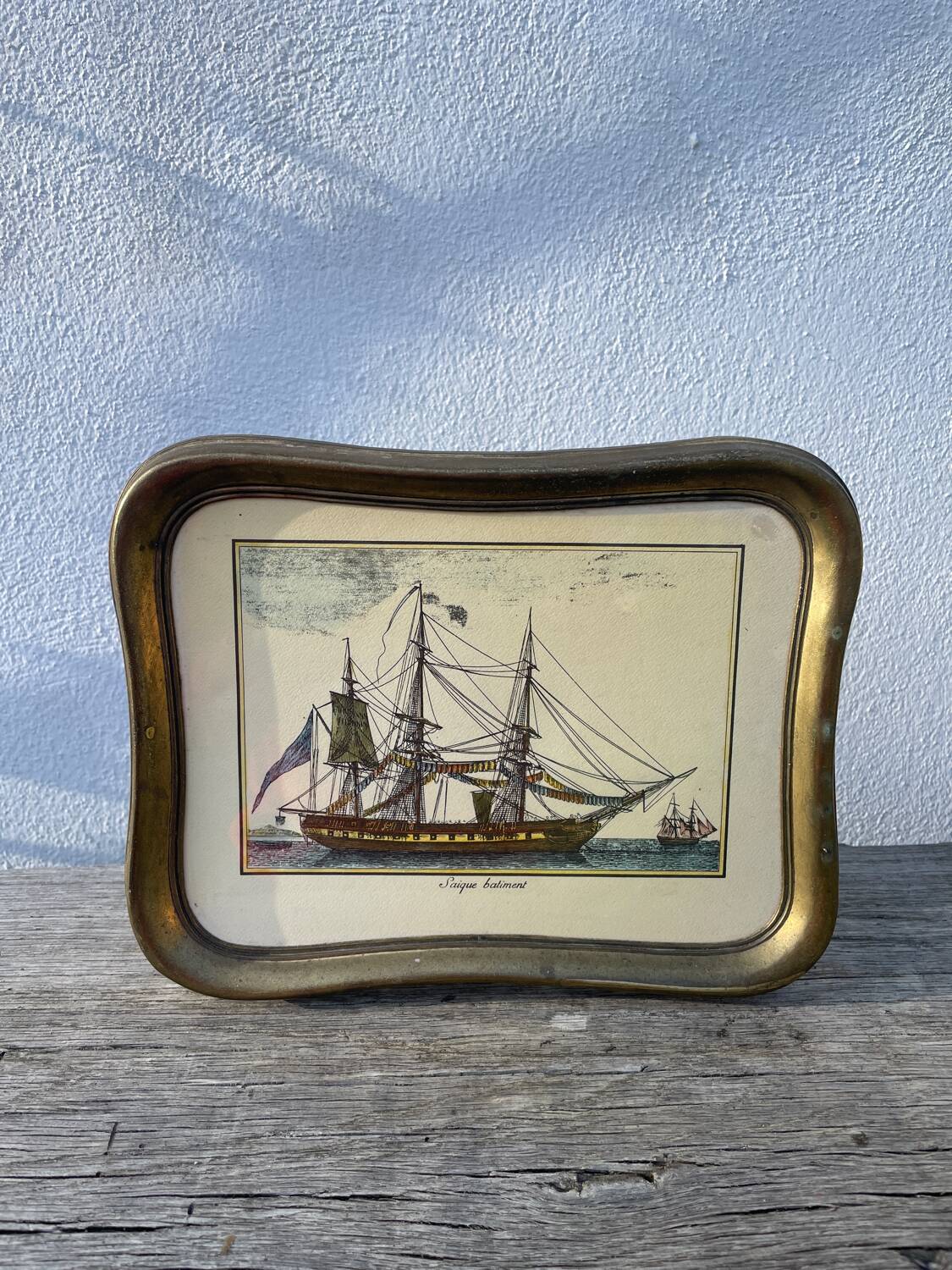 Cadre métal doré et bateau