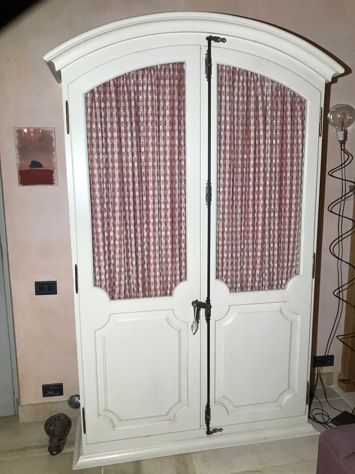 Armoire grillagée