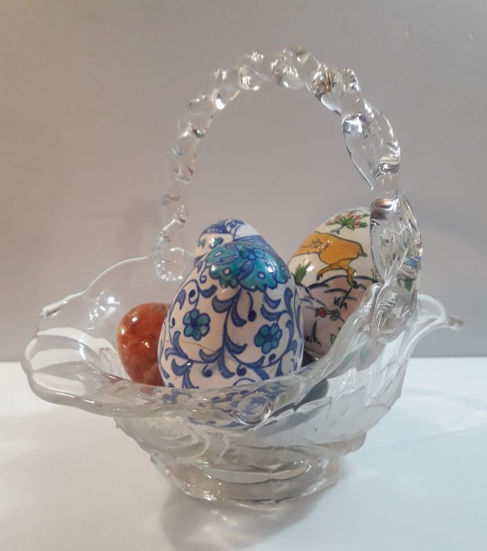 Transparent and translucent glass basket