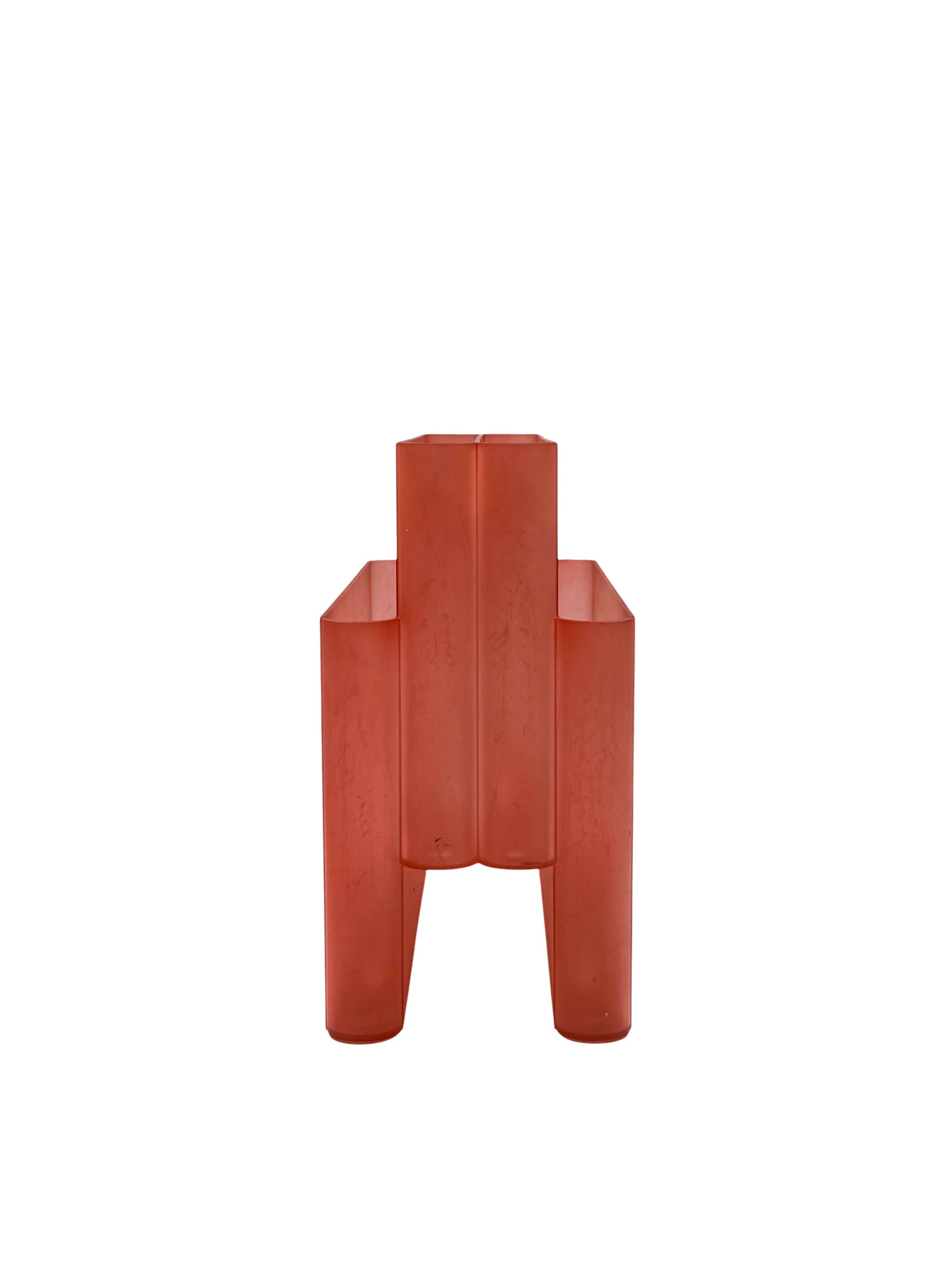 Space age pink plastic magazine rack, Giotto Stoppino, Kartell 1970s
