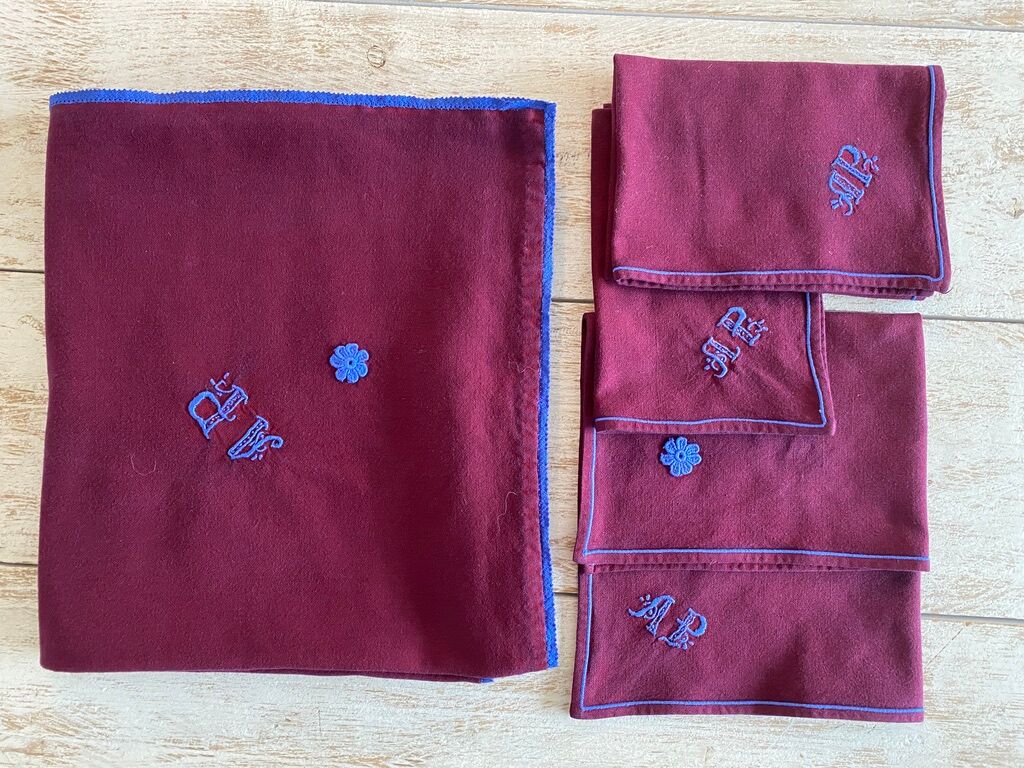 Nappe ancienne et ses 4  serviettes brodée AP - 132x150cm - coton