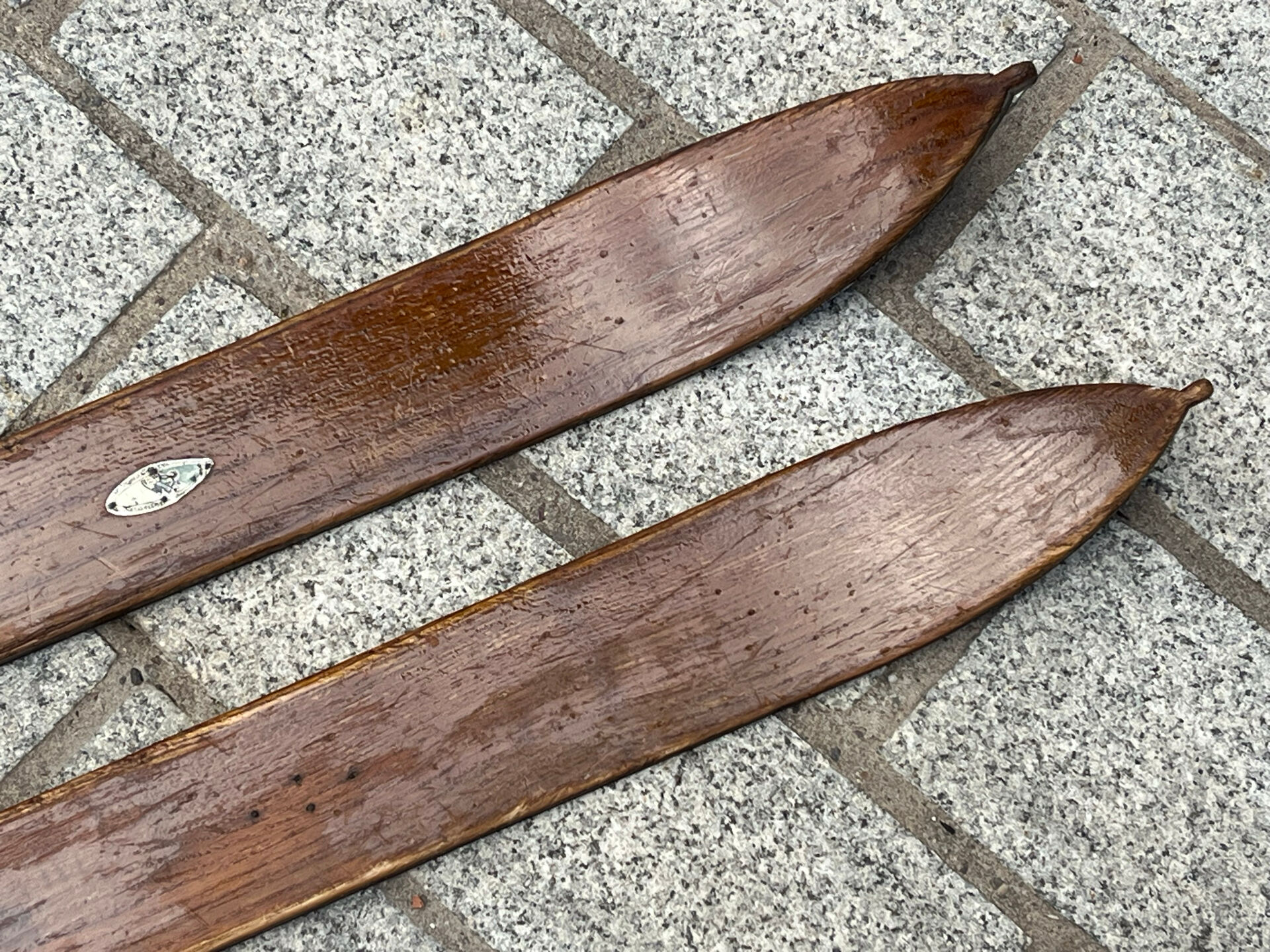 Paire de skis vintage en bois L=203 cm