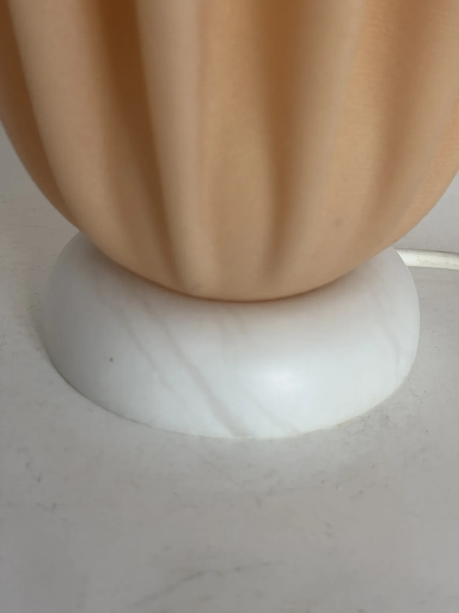 Lampe  vintage 1970 Athéna Georgia Jacob drapée saumonée - 50 cm