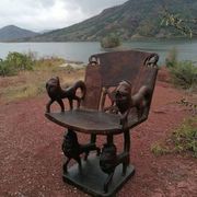 Fauteuil et table de dignitaire en bois sculpté du Bénin, 1950