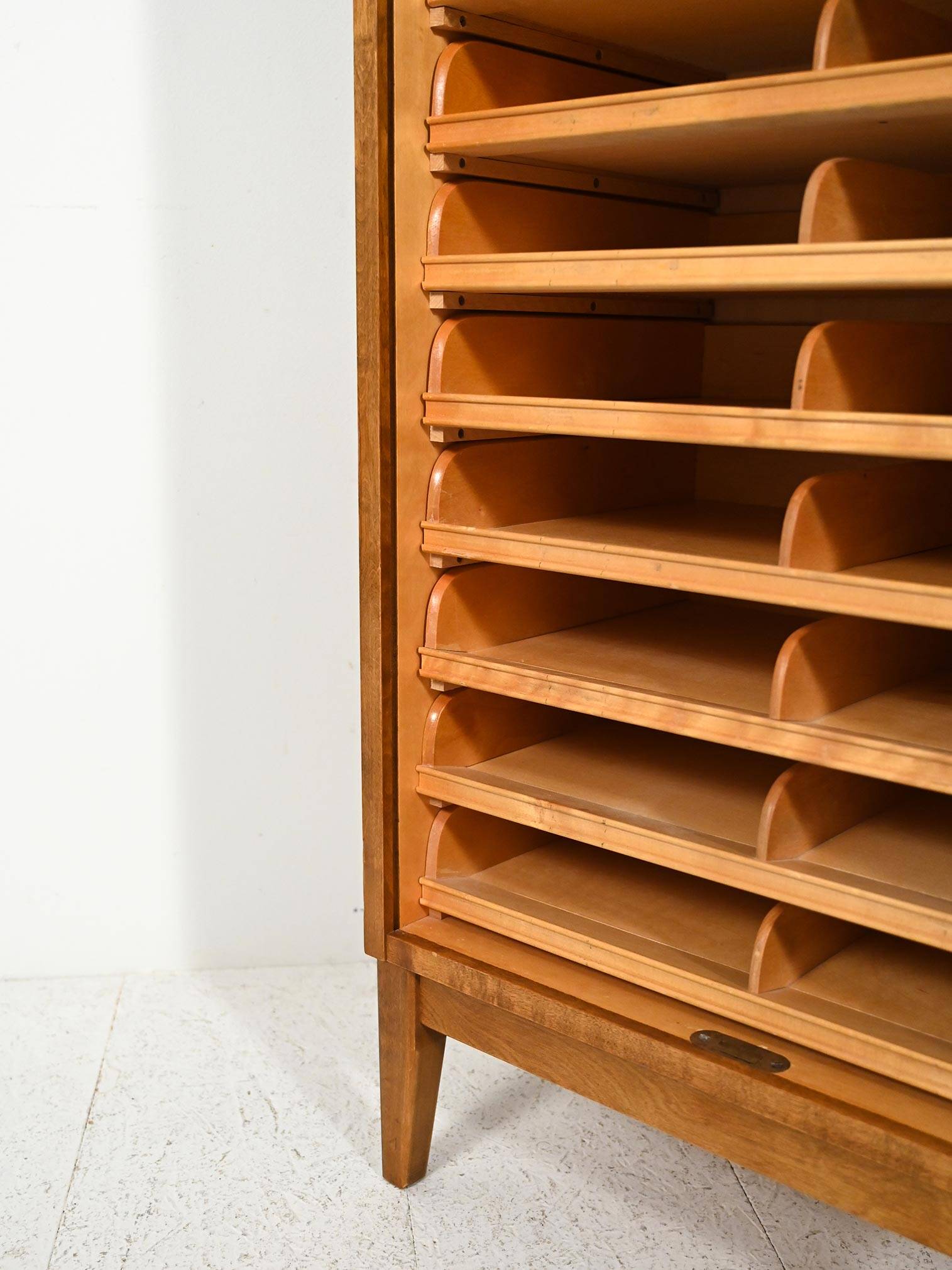 Cabinet de classement en chêne scandinave avec porte tambour verticale, S.K.N., 1963