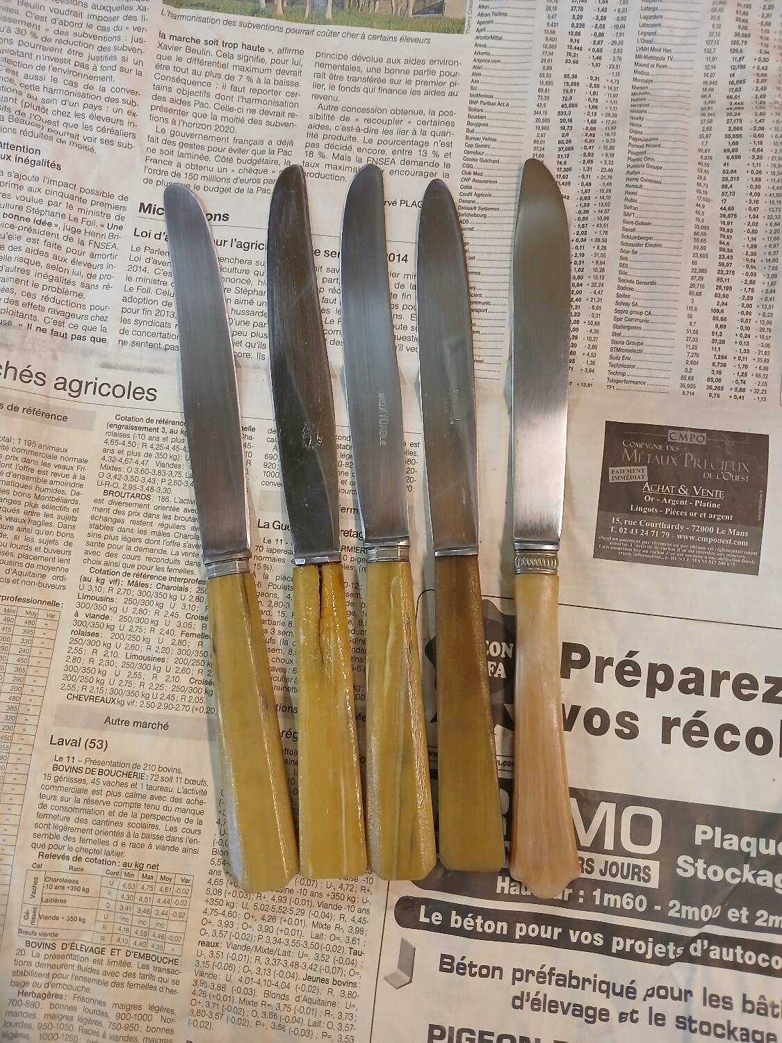 5 mismatched antique knives