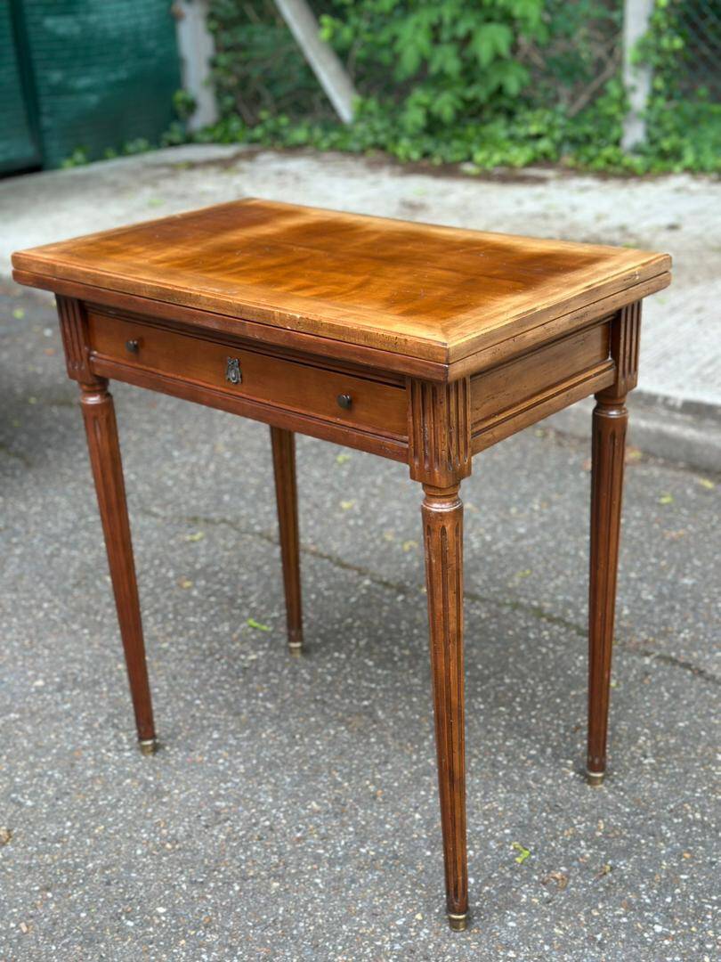 Extendable game table in solid wood Louis XVI and blue velvet.