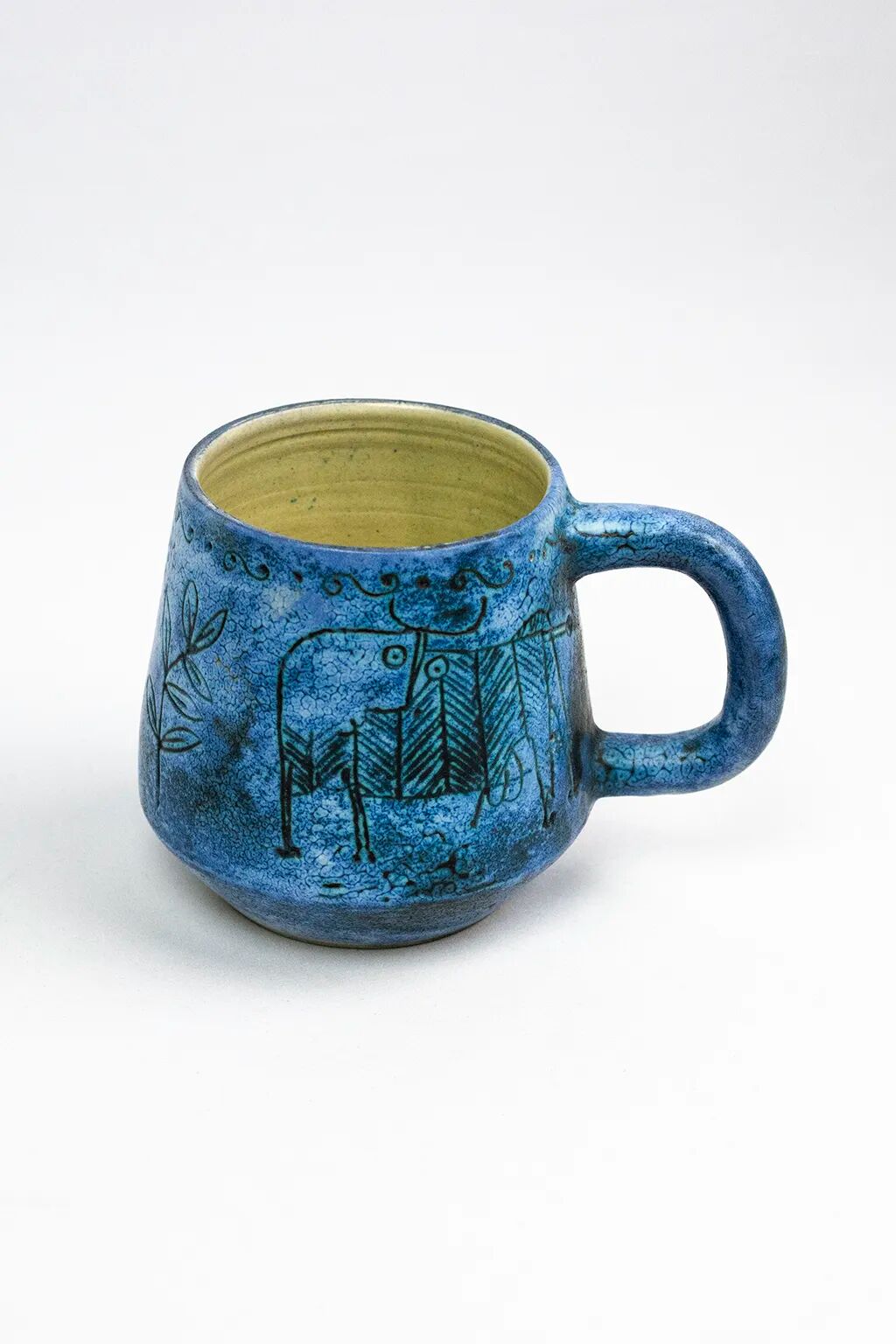 Mug Jacques Blin – Faïence émaillée bleue décor incisé animaux fantastiques