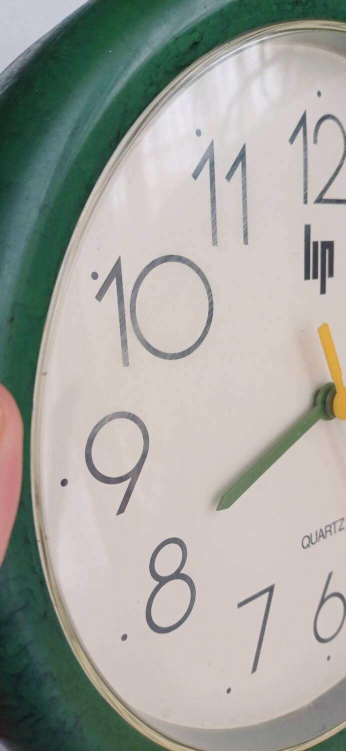 90s lip clock