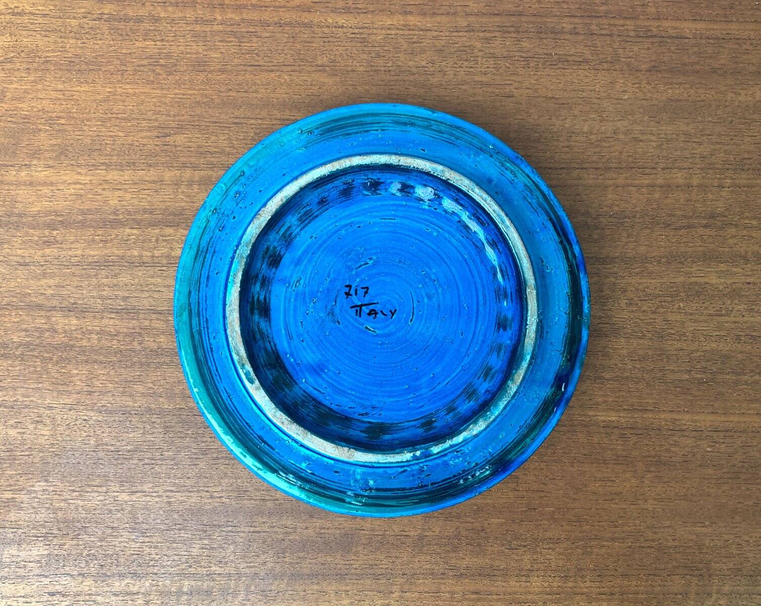 Large bowl in Rimini Blu pottery in mid-century style by Aldo Londi for Bitossi, Italy, 1960s.