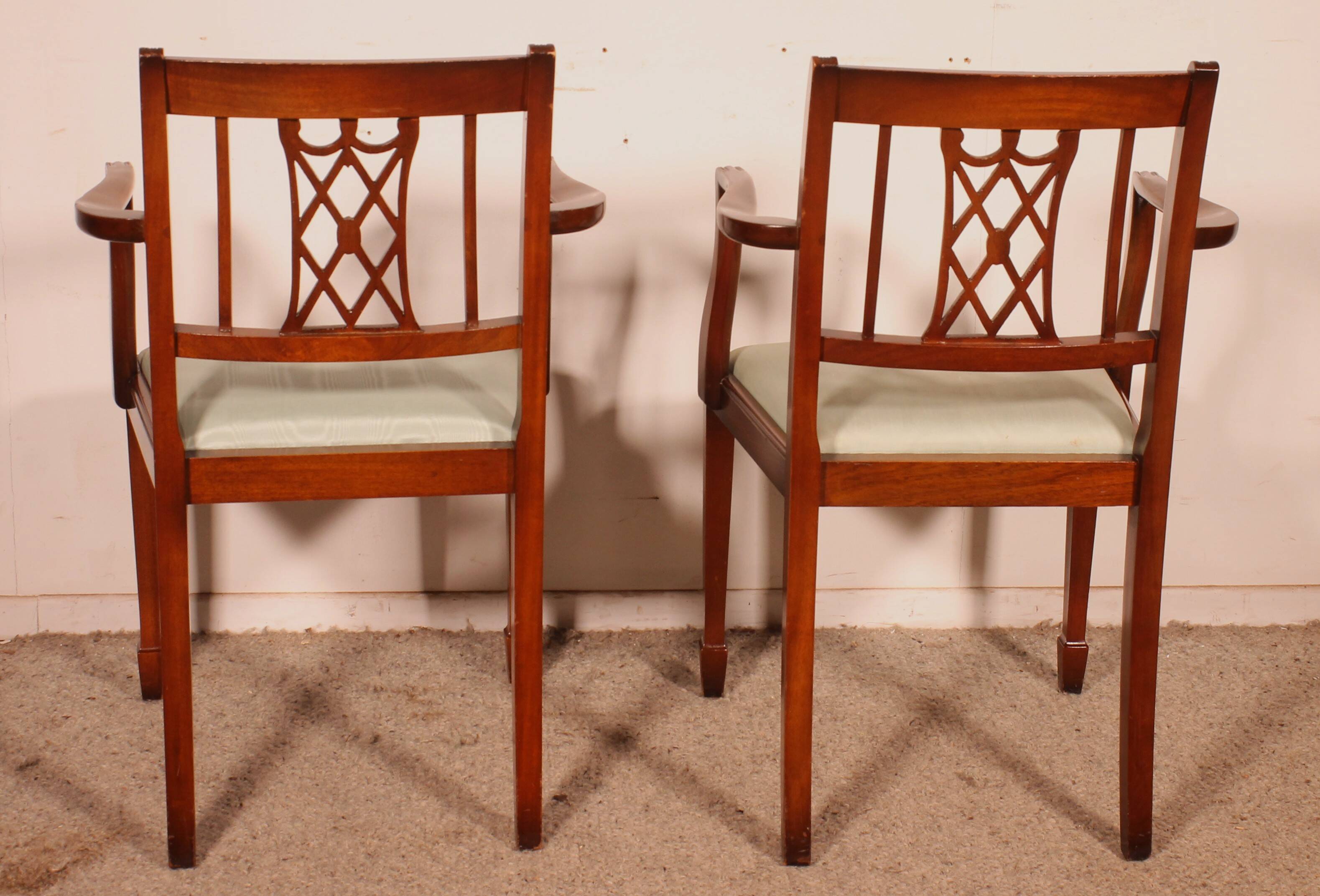pair of mahogany armchairs in Hepplewhite style