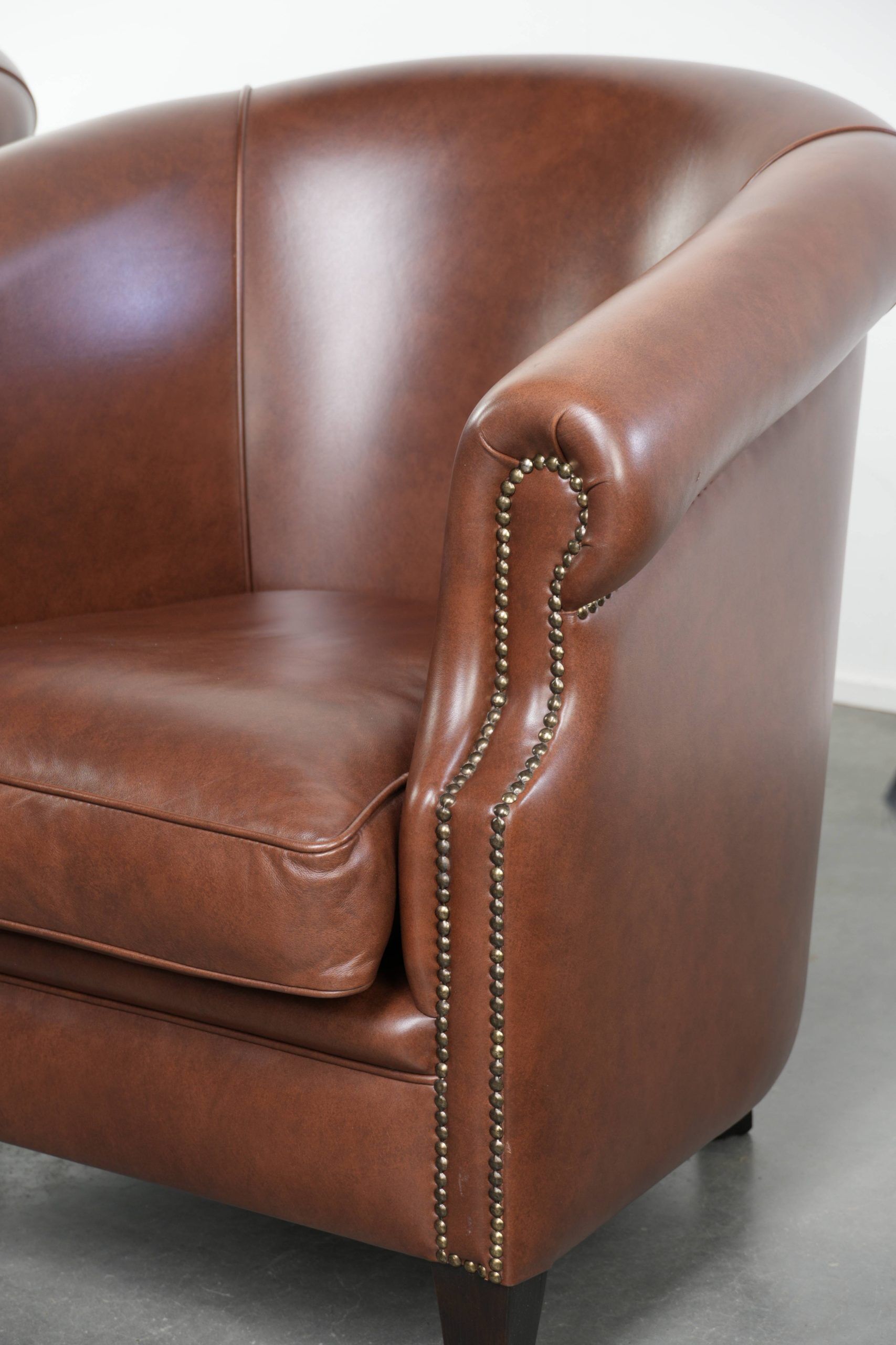 Set of 2 cognac-coloured cow leather club armchairs in English style