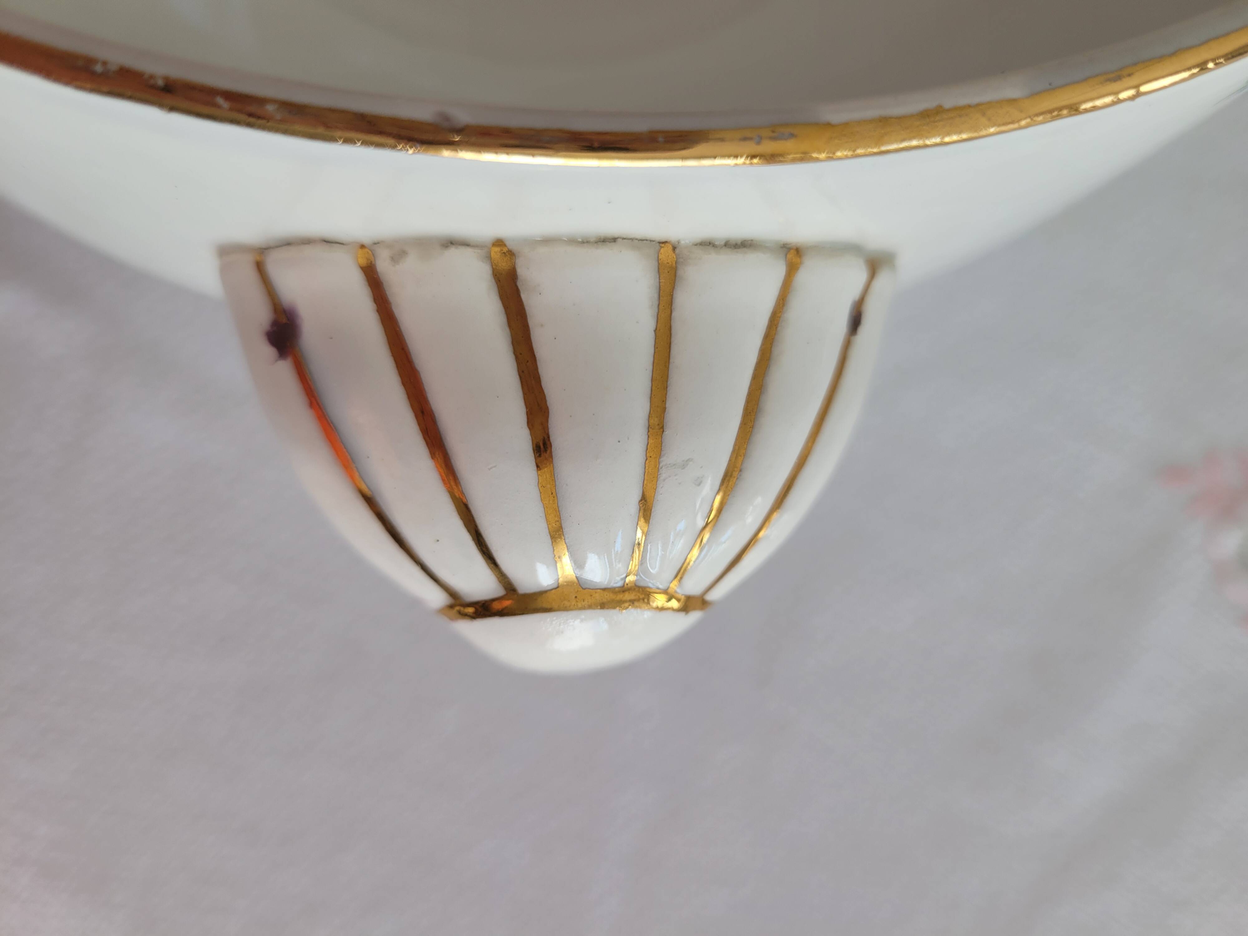 Soup tureen with lid from Digoin Sarreguemines, floral decoration.