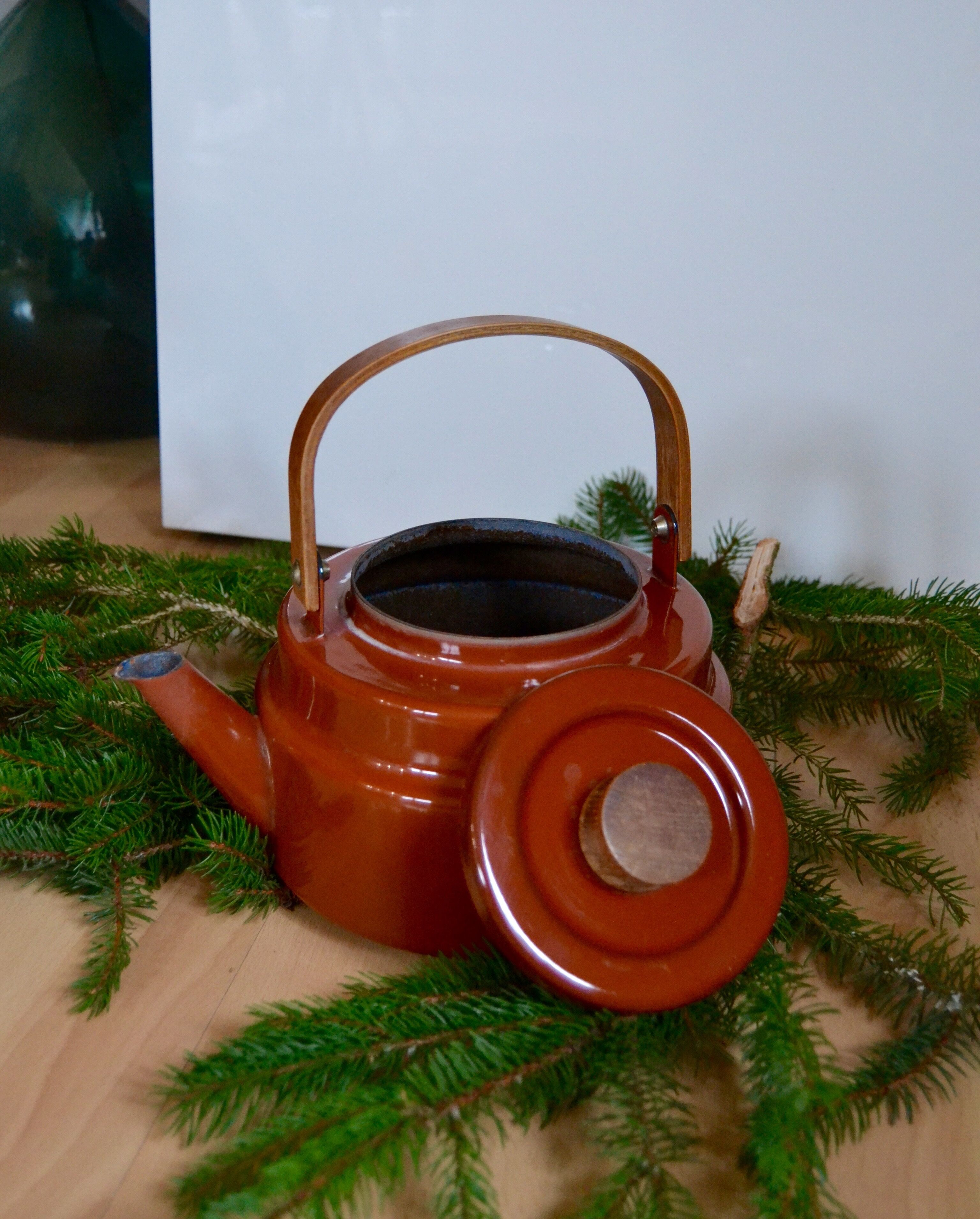 Kettle hygge Scandinavian metal & wood