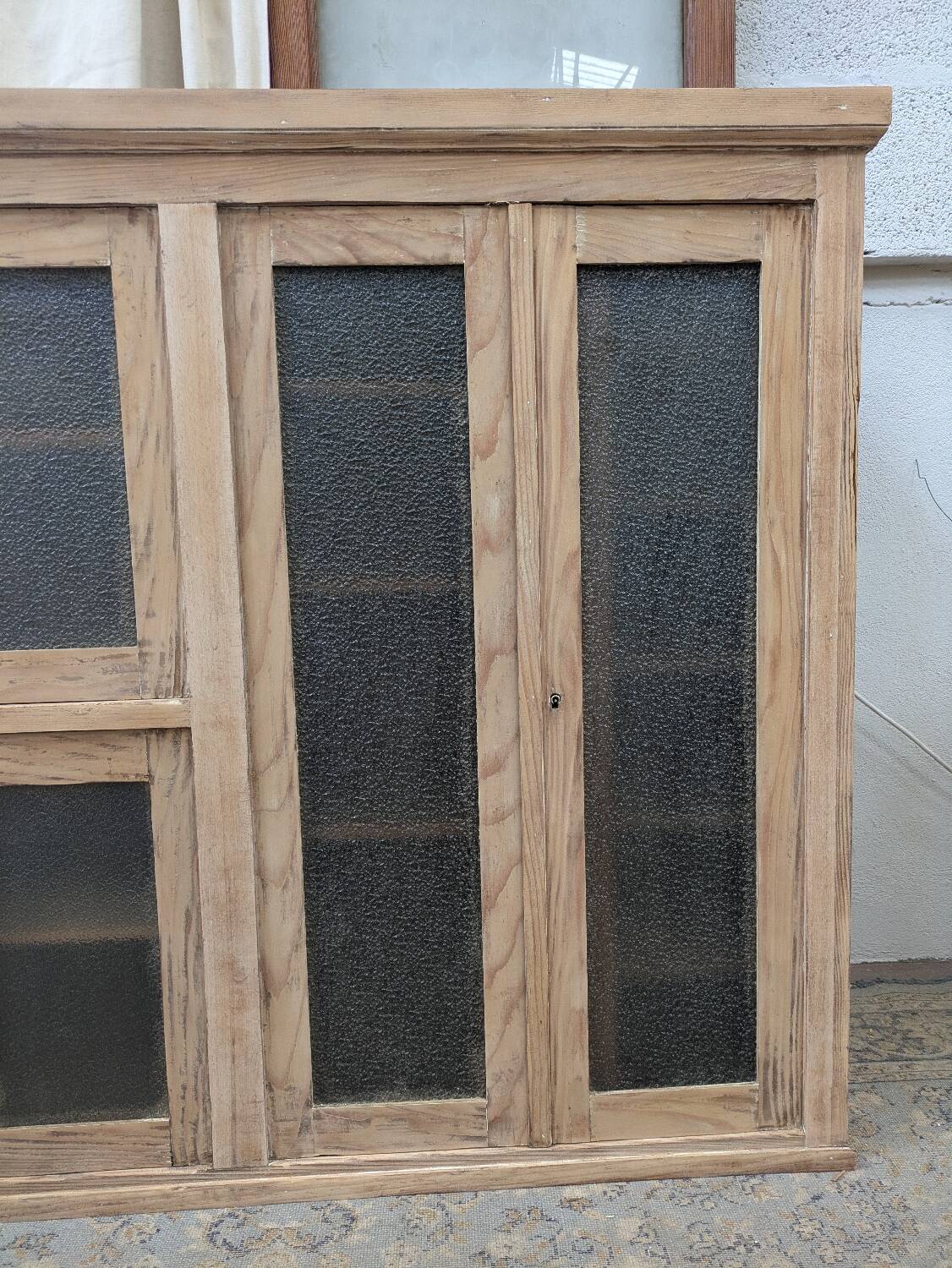 Raw glass cabinet