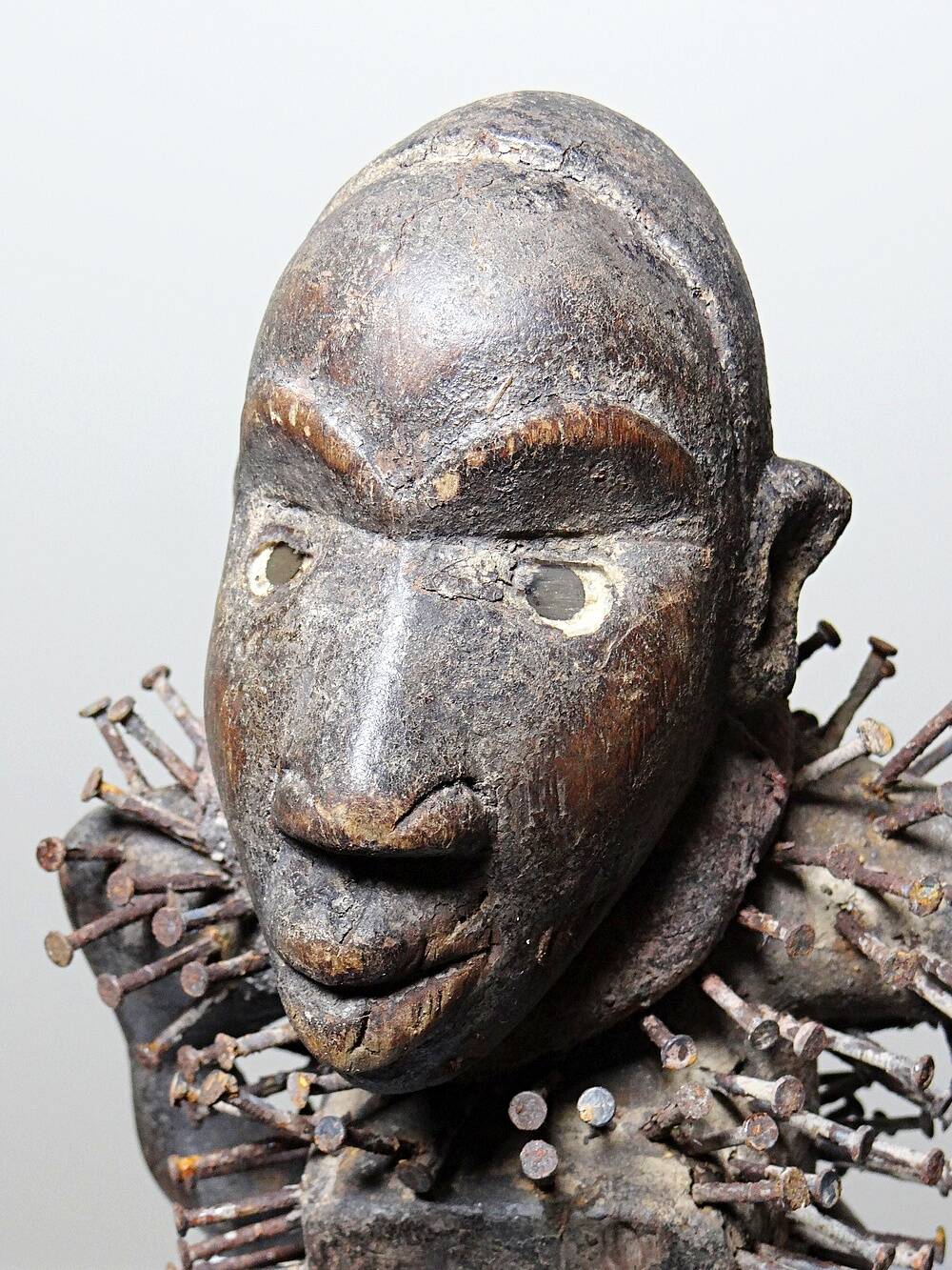 Fétiche à clous Nkisi Nkonde, peuple Kongo, Congo, milieu XXᵉ siècle