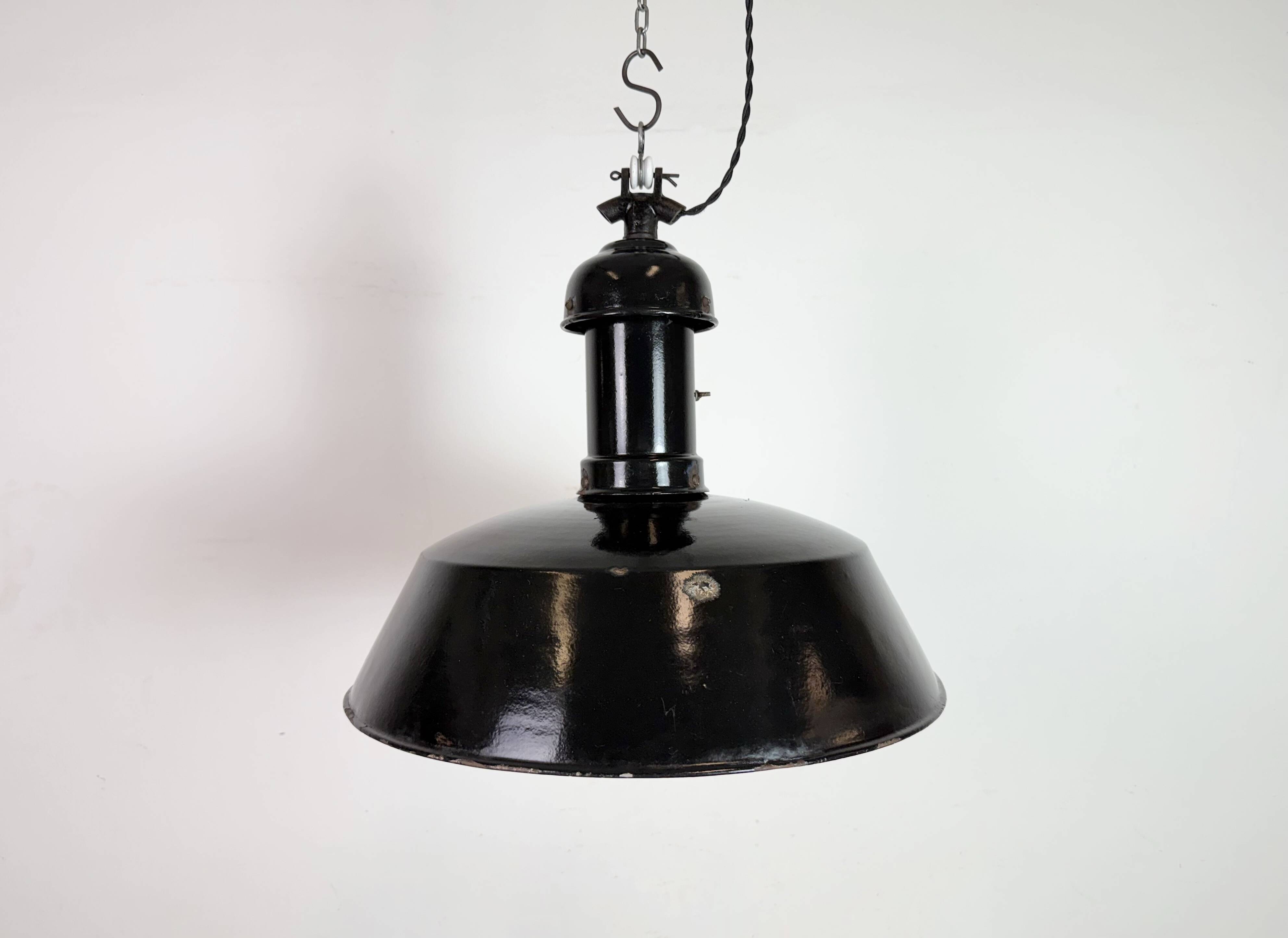Lampe suspendue Bauhaus en émail noir industriel, années 1930