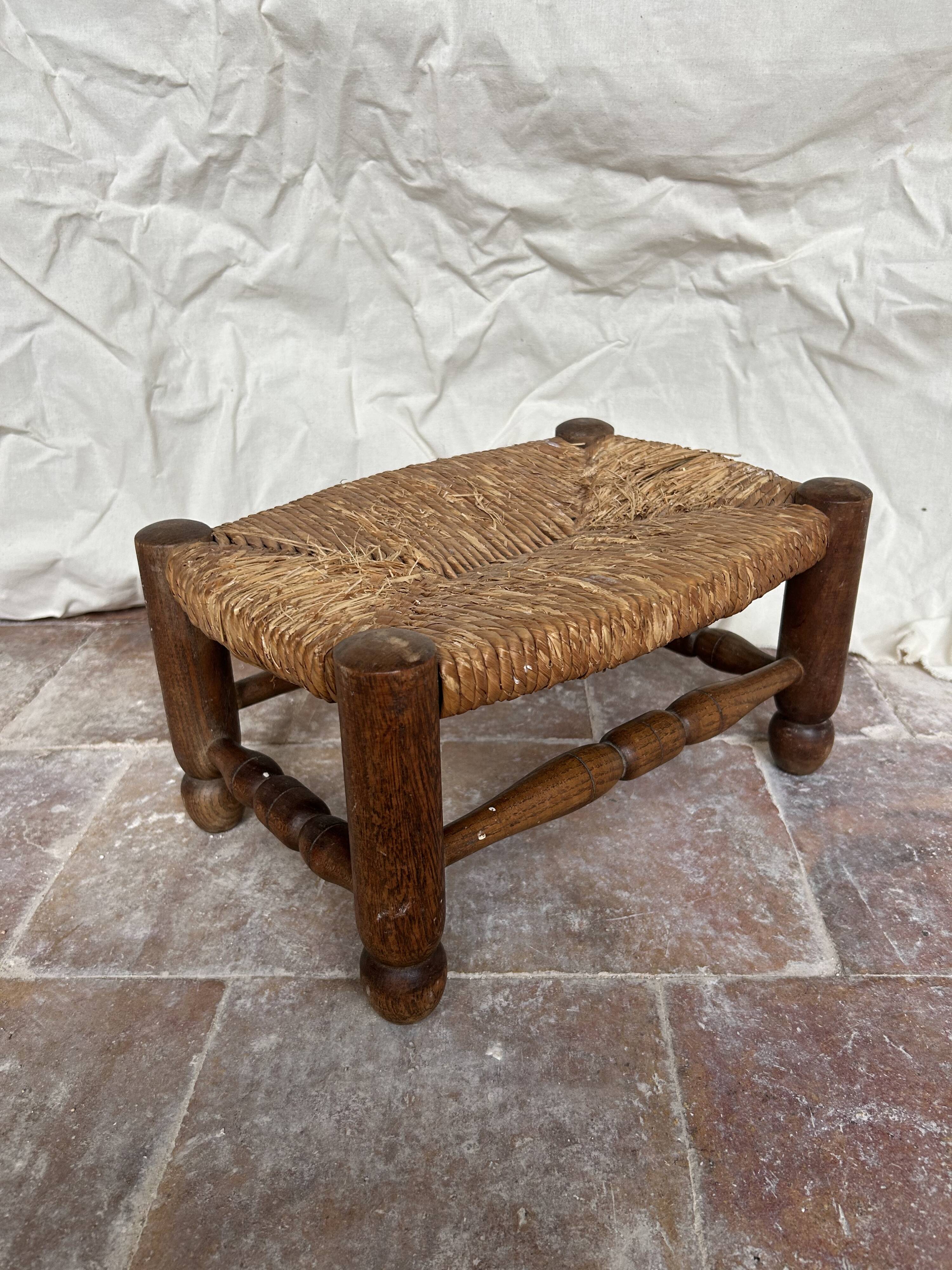 Rustic footrest made of wood and straw