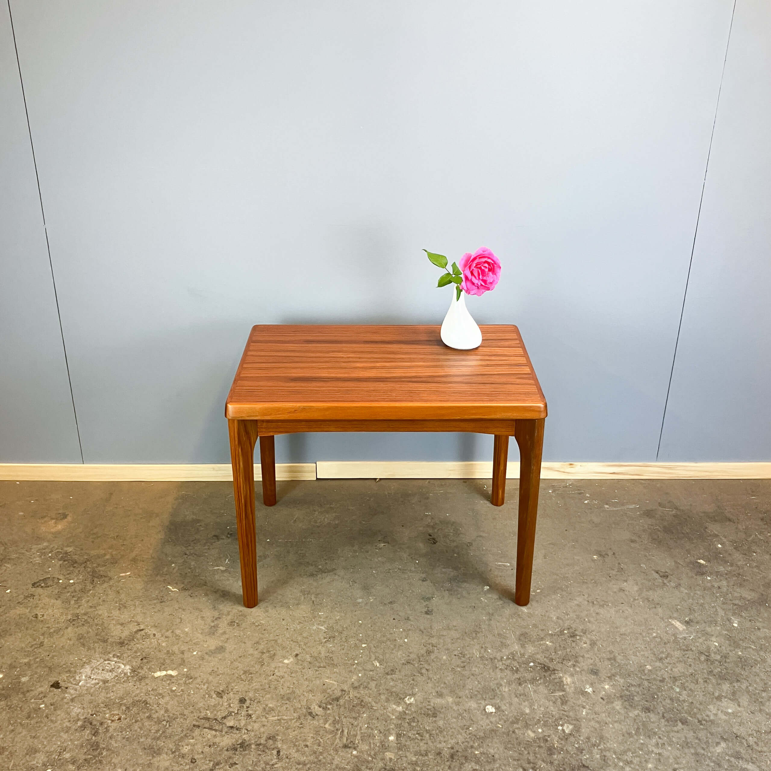 Table d'appoint par Henning Kjaernulf pour Vejle Stole- & Møbelfabrik, teck, années 1960.