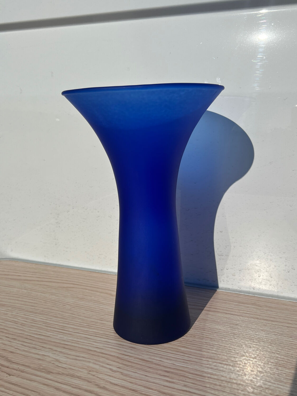 Vase bleu en verre poli evasé flare