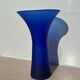 Vase bleu en verre poli evasé flare