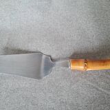 Curved pie server with bamboo handle