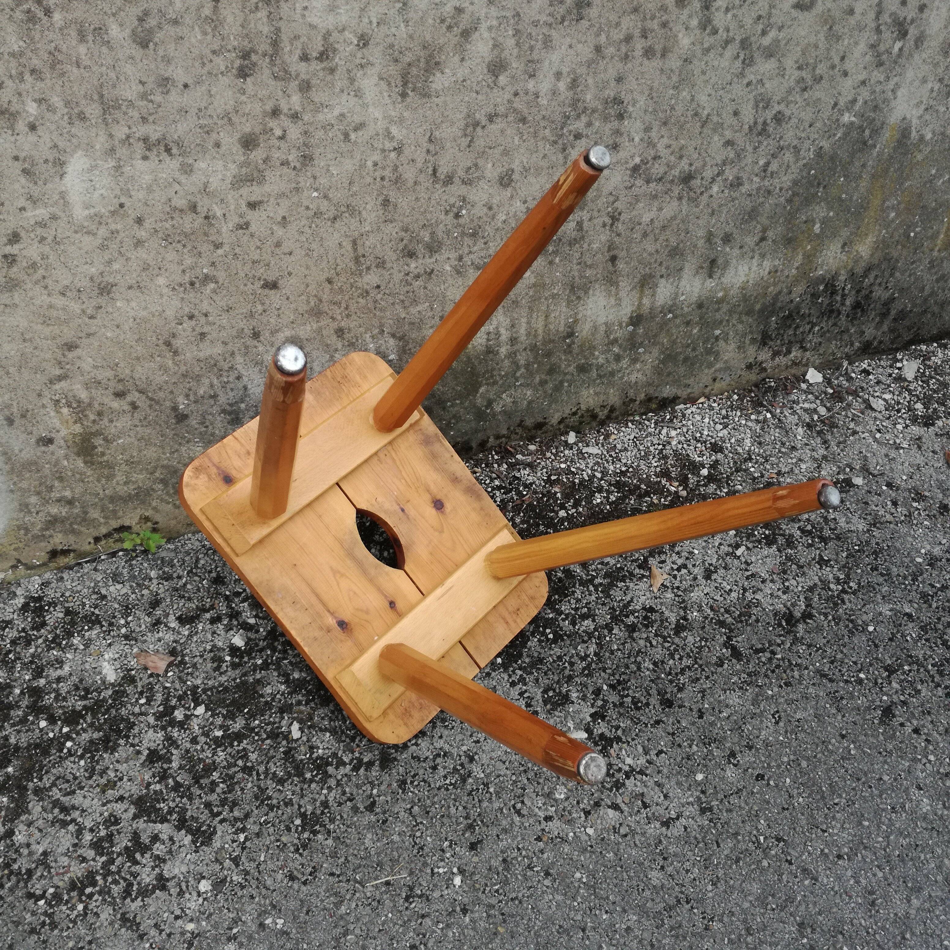 Light wood stool with pencil legs h51