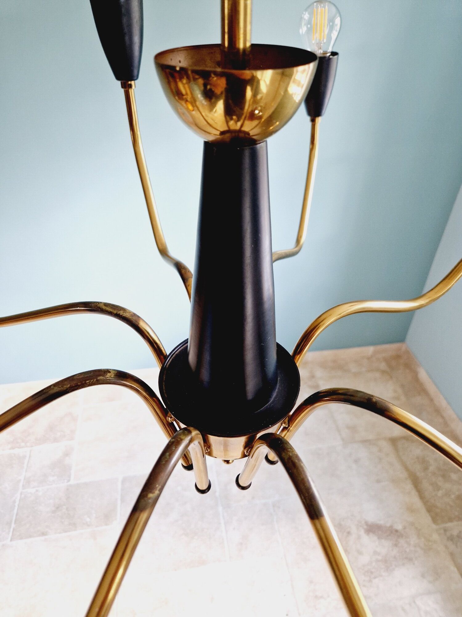 Spider chandelier in brass and black lacquered metal Italian design 1950s