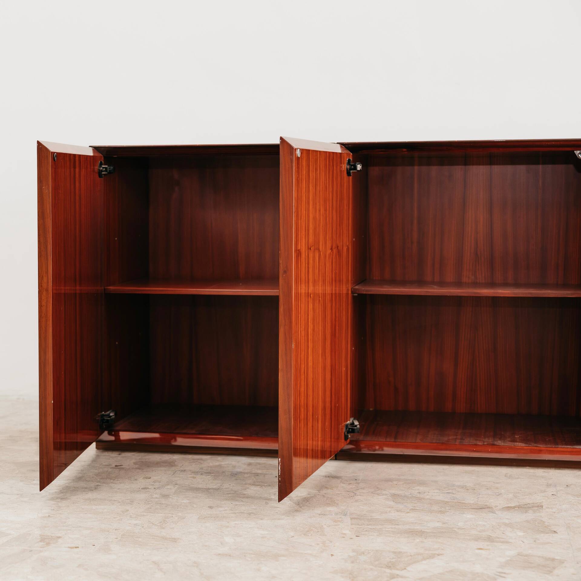 Enfilade en palissandre monumental en bois zèbre laqué de style mid-century.