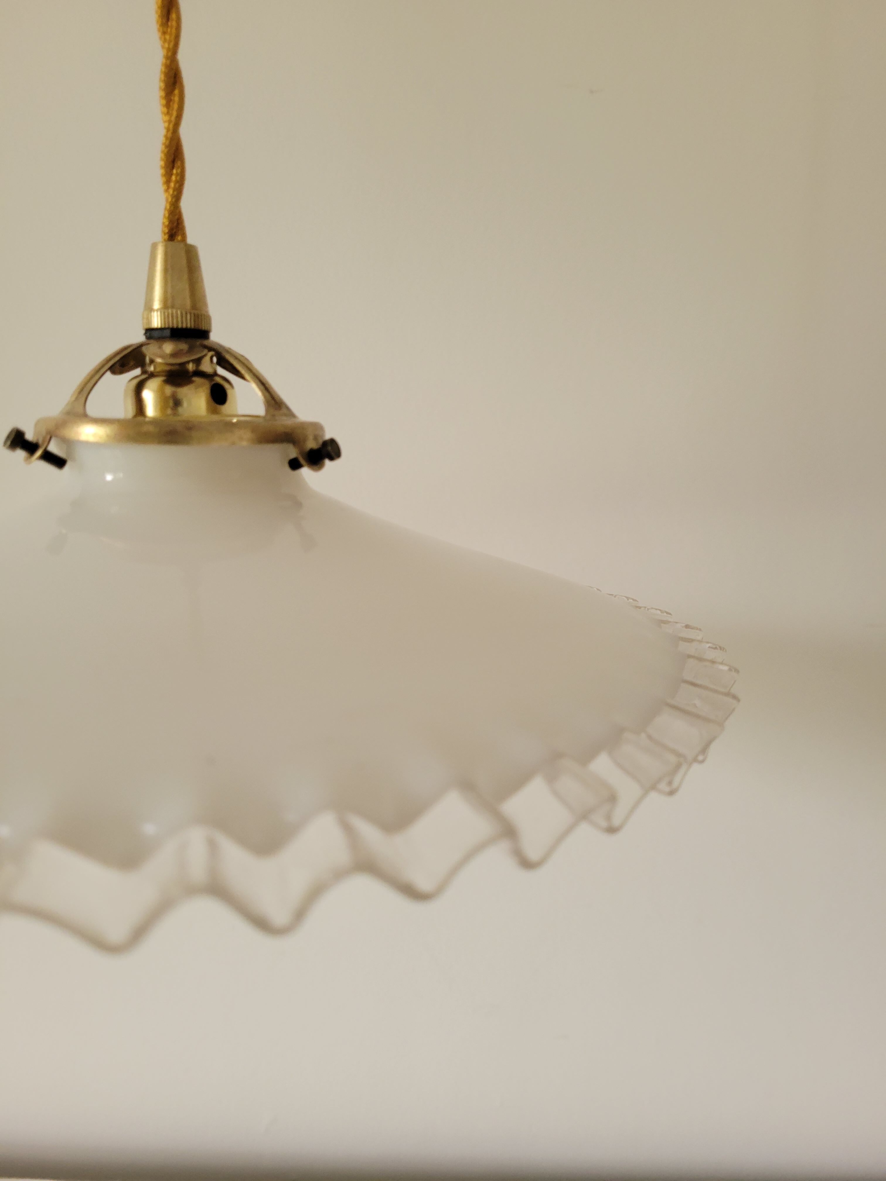 Serrated opaline suspension