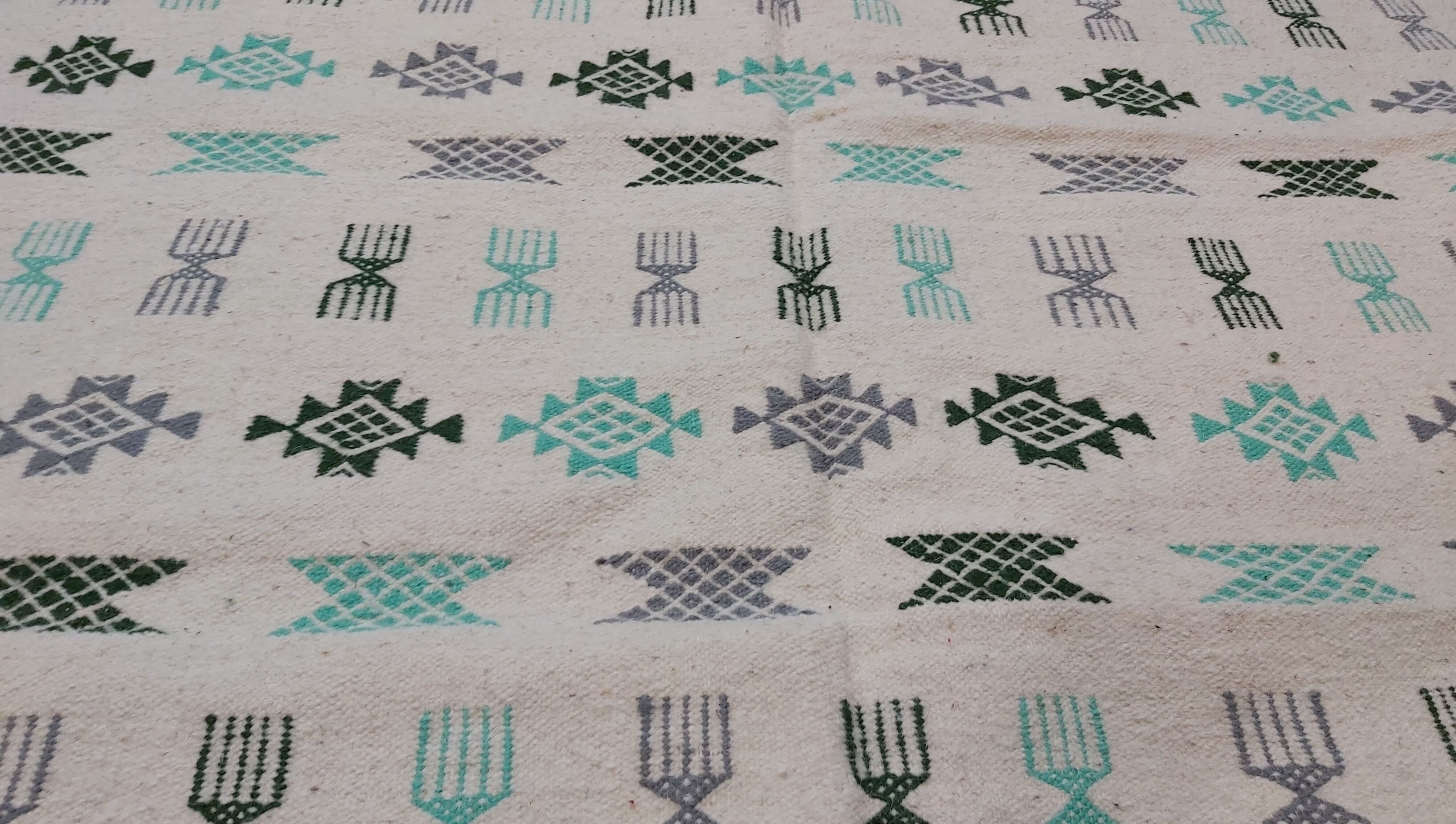 Traditional handmade white carpet 190x145cm