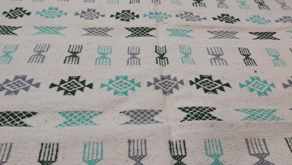 Tapis blanc fait main traditionnel 190x145cm