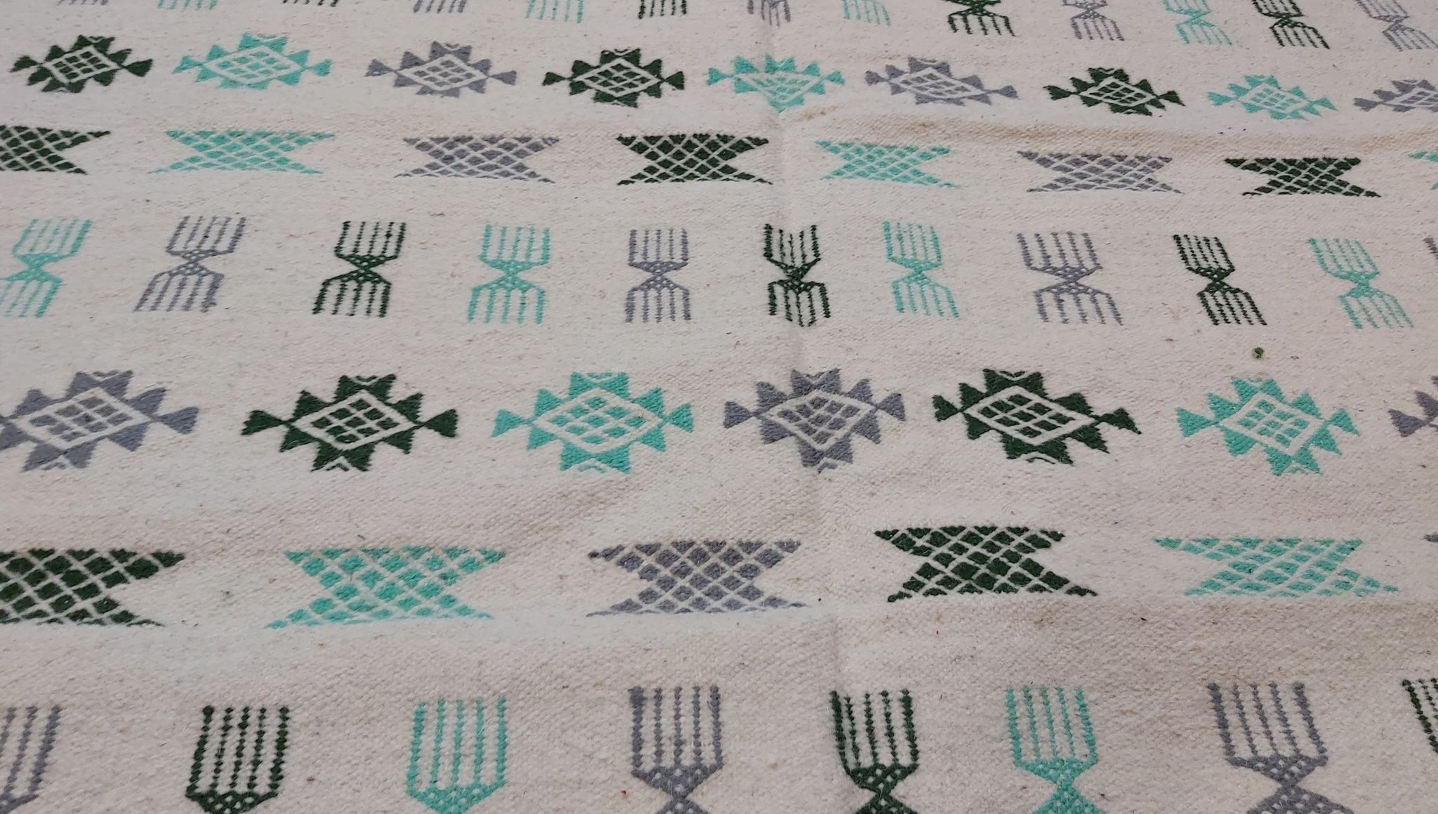 Traditional handmade white carpet 190x145cm