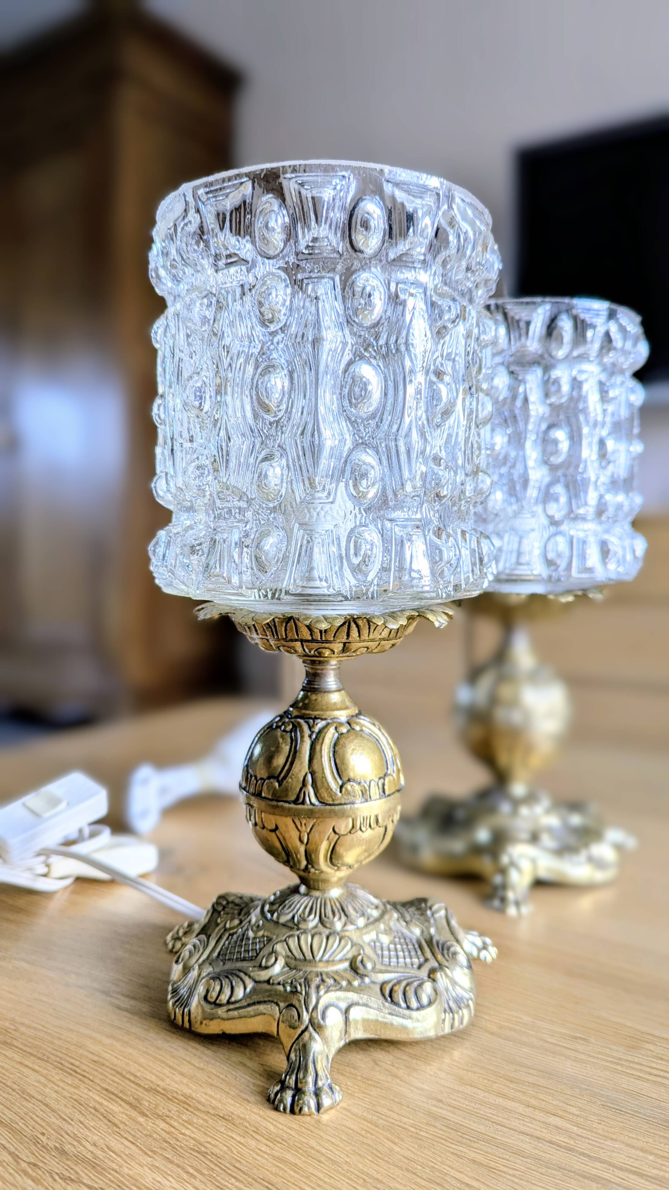 Pair of table lamps with globes (L-0182)