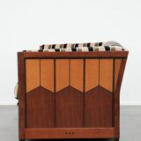 Canapé 2,5 places de luxe au design Art Déco, avec de magnifiques boiseries et un revêtement en tissu de haute qualité.