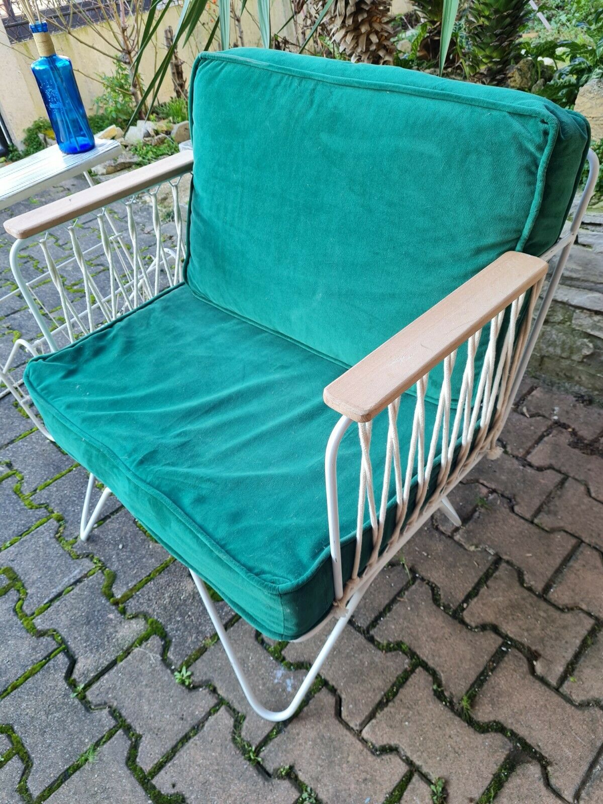 Fauteuil croisette en fer forgé avec coussins en velours vert